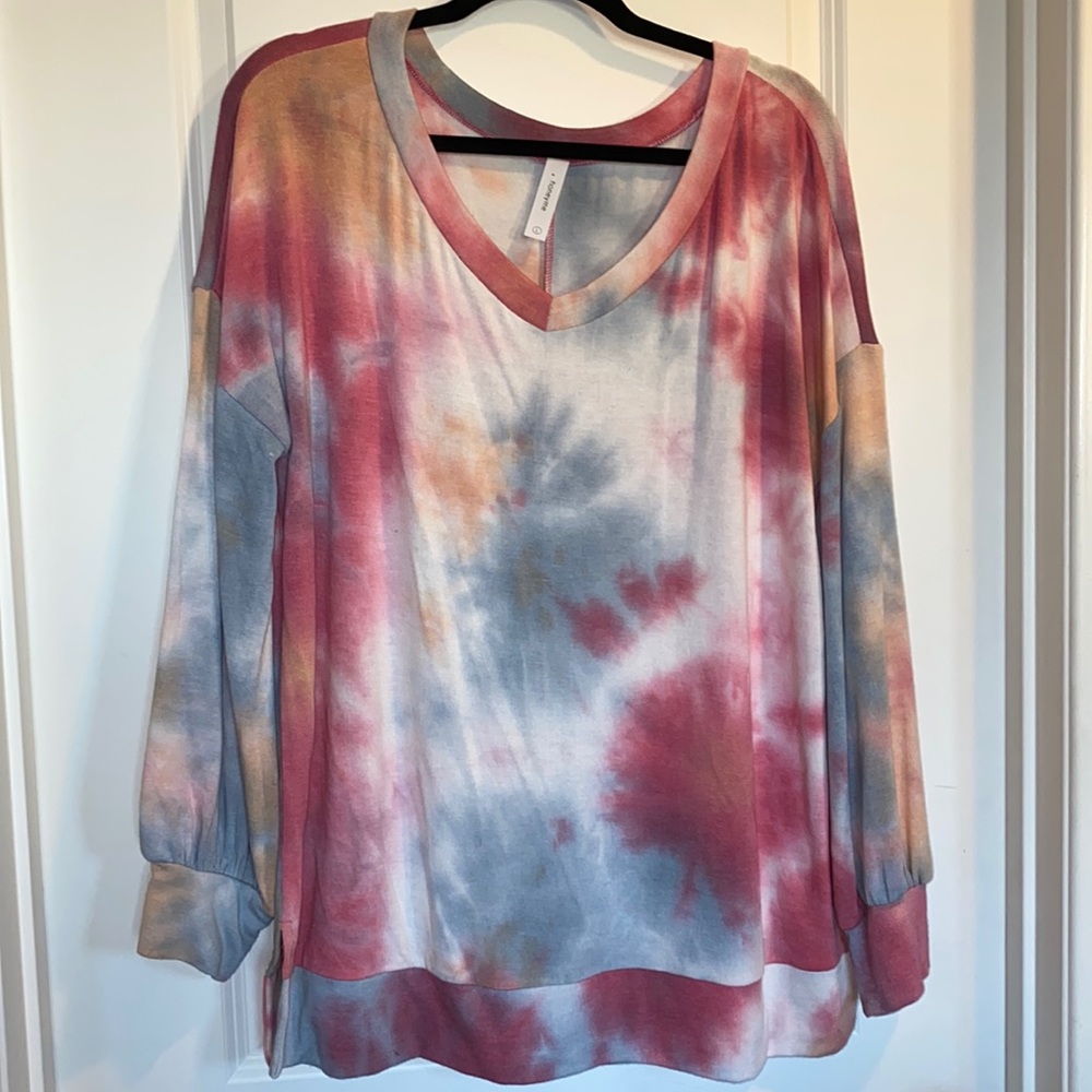 Honeyme. Large. Weekender. V- Neck Worn Once. Long Sleeve. Tie Dye. Side Slits.